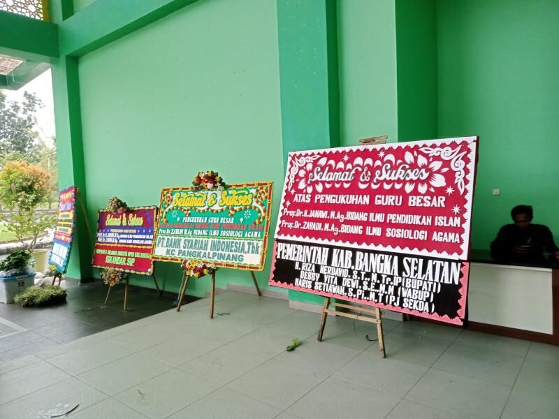 PULUHAN KARANGAN BUNGA BANJIRI PENGUKUHAN GURU BESAR IAIN SAS BANGKA BELITUNG