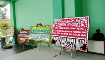 PULUHAN KARANGAN BUNGA BANJIRI PENGUKUHAN GURU BESAR IAIN SAS BANGKA BELITUNG